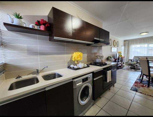2 BEDROOM TOWNHOUSE FOR SALE IN OAKDENE